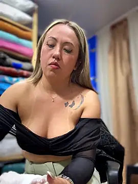 VIOLETA-25_ live cam on StripChat