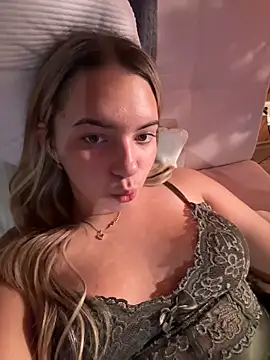 Naomi-Klein live cam on StripChat