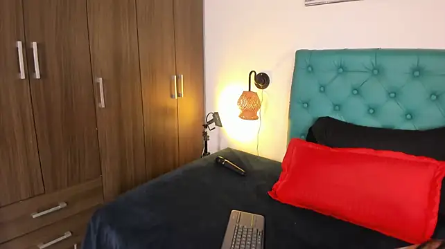 juliana_13 live cam on StripChat