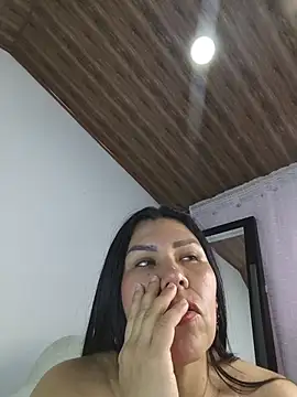 AgathaPember live cam on StripChat