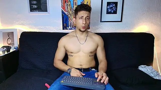 SR_EMILIOCUM live cam on StripChat