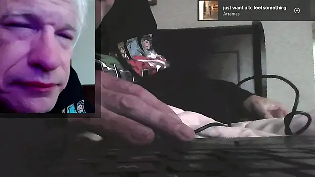 Snarfle82 live cam on StripChat
