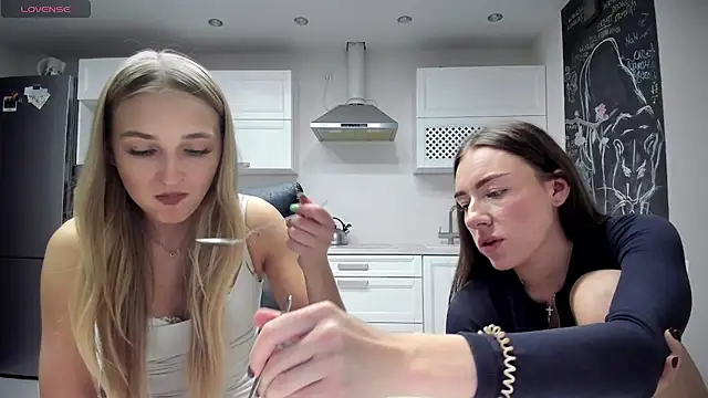 lisenok live cam on StripChat