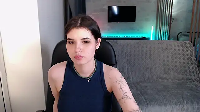 AnoraDarkk live cam on StripChat