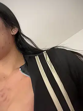 emmily_19 (F young) - NAKED AND BIGGG SQUIRTT