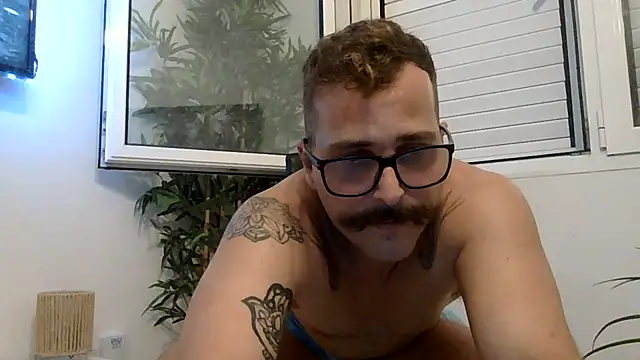 yanick931 live cam on StripChat