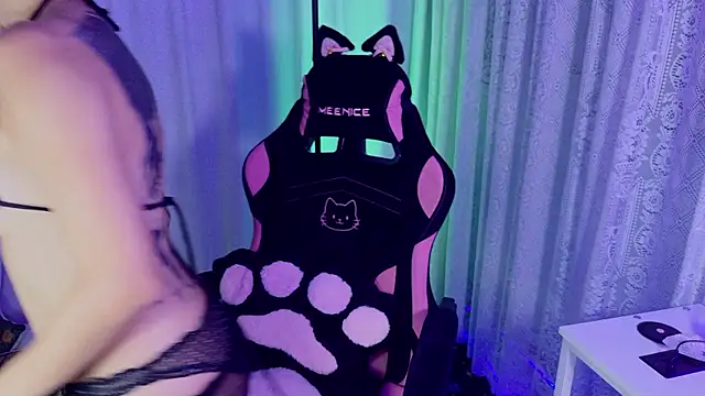 Cinamoonn live cam on StripChat