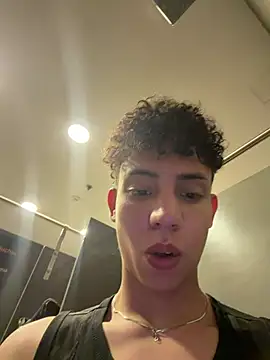 yoursexyjose (Ask my age) - TOUCH COCK TO STRANGER