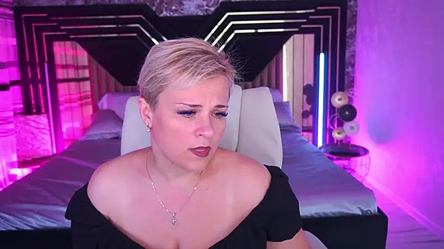 CrystalVibe live cam on StripChat