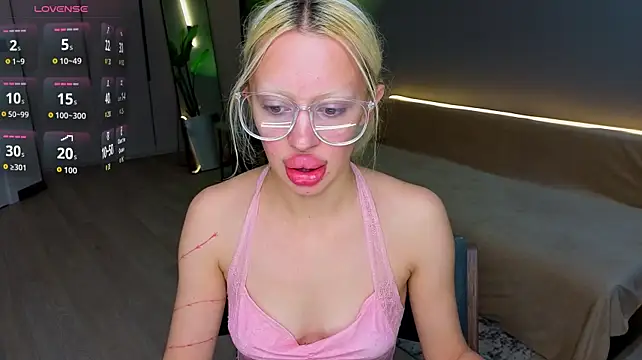 Luna_Beverly live cam on StripChat
