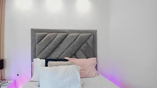 ViolettaRousee_ live cam on StripChat