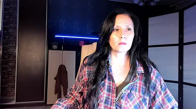 Lucky_Milf live cam on StripChat
