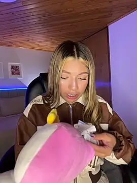 Isabella18_pink live cam on StripChat