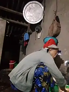 Sexyy-yy live cam on StripChat