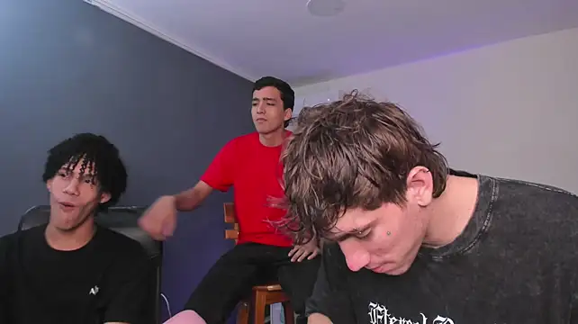 Handsomeboyss19 live cam on StripChat