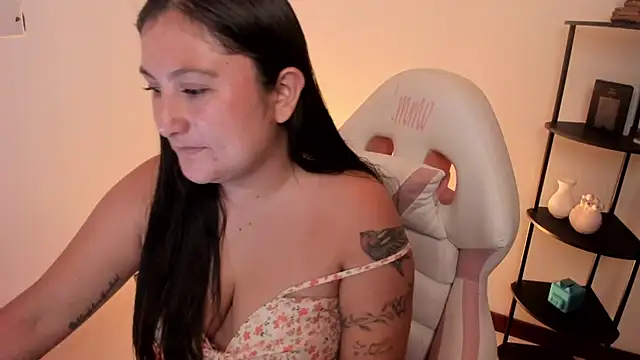 EmaTramel1 live cam on StripChat