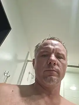 sneakypeteyo1 live cam on StripChat