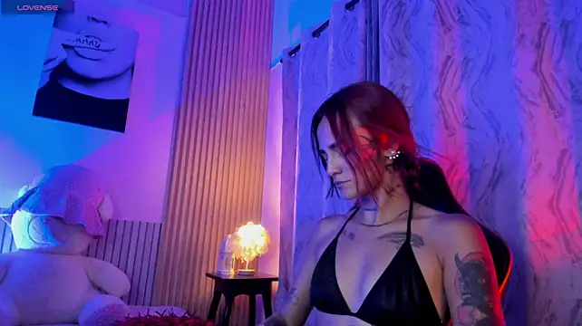 _ravynrouge1 live cam on StripChat