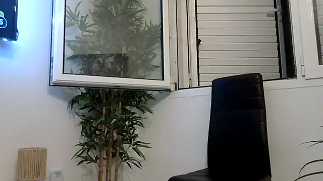 yanick931 live cam on StripChat