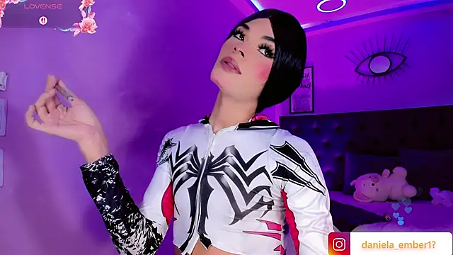 Amira_Ember live cam on StripChat