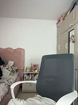 emmily_19 (F young) - NAKED AND BIGGG SQUIRTT