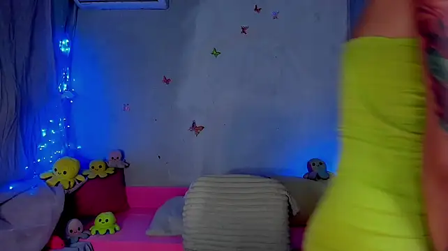 YourLizzyDoll live cam on StripChat
