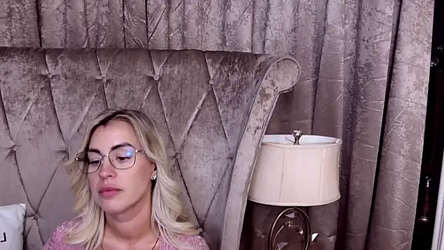 BustyGizelle live cam on StripChat