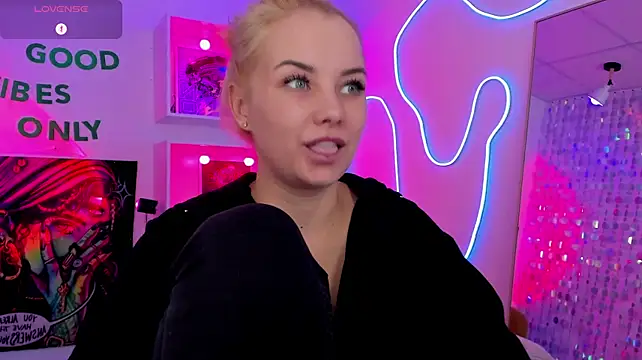 StephanieSweety live cam on StripChat