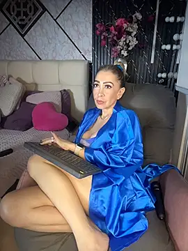 EvelinaGrey live cam on StripChat