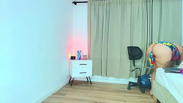 Sara_BigAss- live cam on StripChat