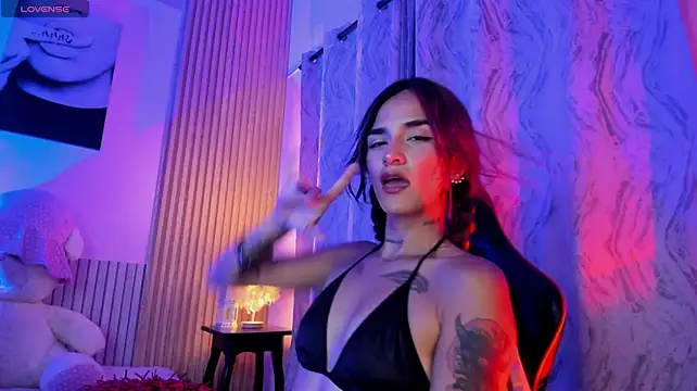 _ravynrouge1 live cam on StripChat