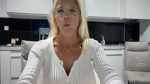 Reyna63 live cam on StripChat