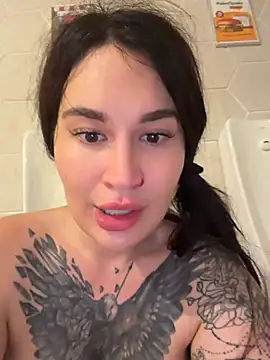 Live cam model TattooGirlAlia broadcasting live