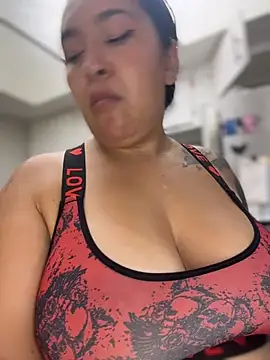 latina_curvy22 live cam on StripChat
