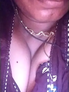kavinila143 live cam on StripChat