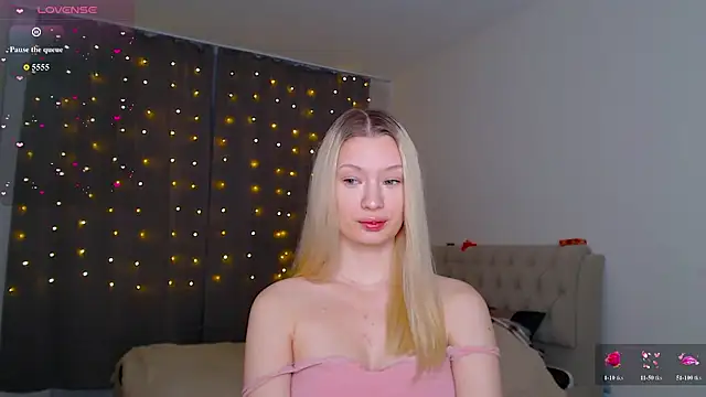 heyblondy live cam on StripChat