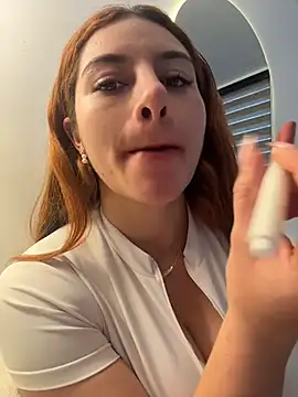 AtheneaRossi live cam on StripChat