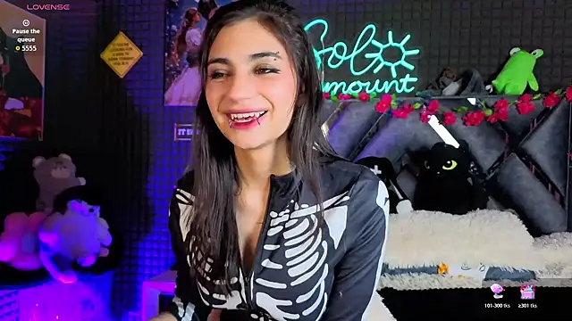SolBeaumont1 live cam on StripChat