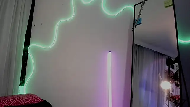 Sara_Foxx1 live cam on StripChat