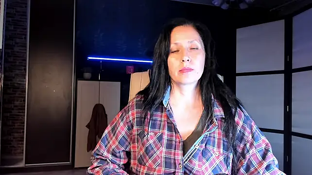 Lucky_Milf live cam on StripChat