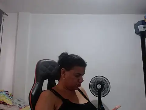 Adriana_0312 live cam on StripChat