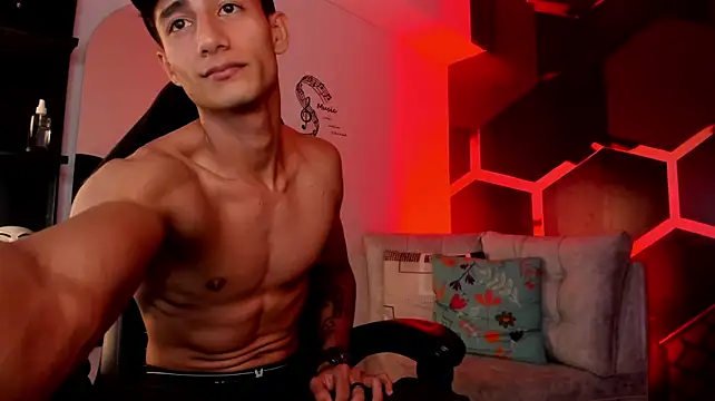 MaxiimoRomano_ live cam on StripChat