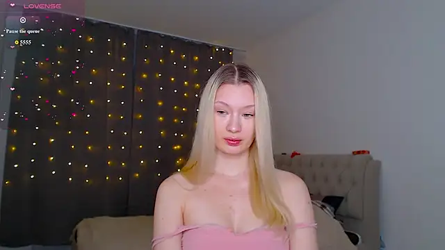 heyblondy live cam on StripChat