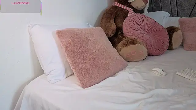 PIA_STONE live cam on StripChat