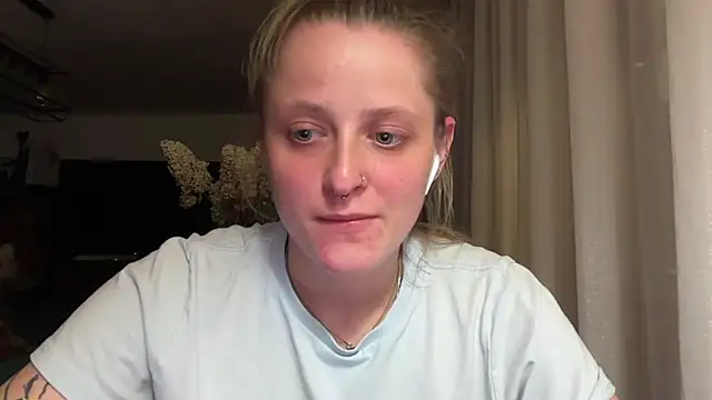 LeaWetGirl live cam on StripChat