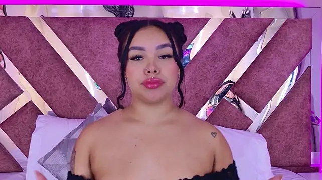 MarianaGarciaa__ live cam on StripChat