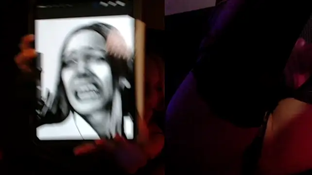 roxxyrowe live cam on StripChat