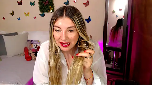 Jolie-Mature live cam on StripChat