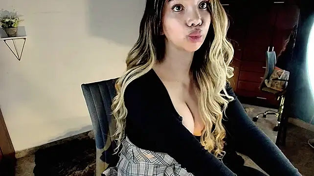 Dahnia_cruz live cam on StripChat