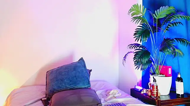jade_brunnette